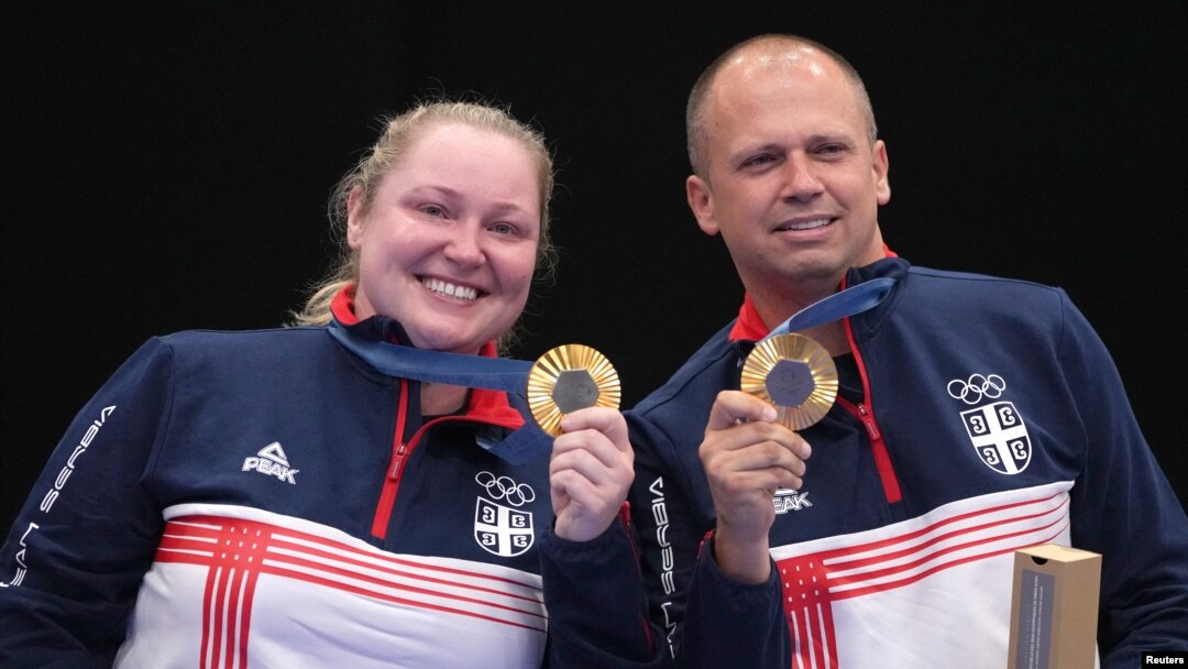 Osvajači zlatne medalje Zorana Arunović iz Srbije i Damir Mikec iz Srbije poziraju sa svojim medaljama (Foto: REUTERS/Amr Alfiky)