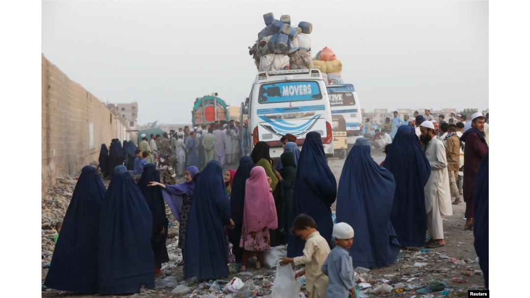 Pokistondan haydalayotgan hujjatsiz afg'onlar, Karachi, 29-oktabr, 2023