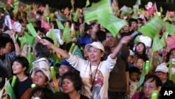 台灣總統大選期間民進黨支持者在台北集會。（2020年1月10日）