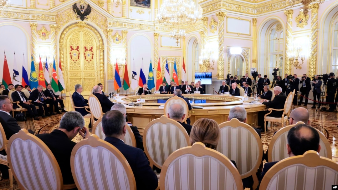 Ruski predsednik Vladimir Putin, u centru napred, ispred nacionale zastave Rusije, prisustvuje sastanku Visokog evroazijskog ekonomskog foruma u Kremlju, u Moskvi, Rusia, 25. maja 2023.