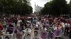  Una protesta en México derrumba una puerta del Palacio Nacional
