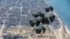 Las Fuerzas Armadas del Reino Unido lanzan suministros de alimentos desde el aire a civiles, en medio del conflicto en curso entre Israel y Hamas, en el norte de la Franja de Gaza, el 1 de abril de 2024.