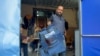 ARCHIVO - Un hombre sostiene el chaleco antibalas del periodista de Al Jazeera Wael Al-Dahdouh, herido en medio del conflicto entre Israel y Hamás, en Khan Younis, sur de la Franja de Gaza, el 15 de diciembre de 2023.