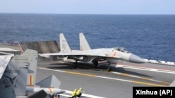 中國軍隊在台灣周邊海域舉行軍演，一架殲-15戰機準備從山東號航母上起飛。（2023年4月9日）