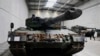 Немецкие танки Leopard 2 на производственном предприятии в Унтерлюсе, Германия, 12 февраля 2024 года