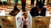 ARCHIVO - Mujeres votan en las elecciones presidenciales de Estados Unidos en Los Ángeles, el 4 de noviembre de 2008.