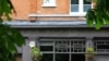 ภาพร้าน The Black Dog ที่เจ้าของร้านเชื่อว่าถูกกล่าวถึงในเพลง The Black Dog ของเทย์เลอร์ สวิฟต์ ในกรุงลอนดอน อังกฤษ เมื่อ 22 เม.ย. 2024 (REUTERS/Toby Melville)