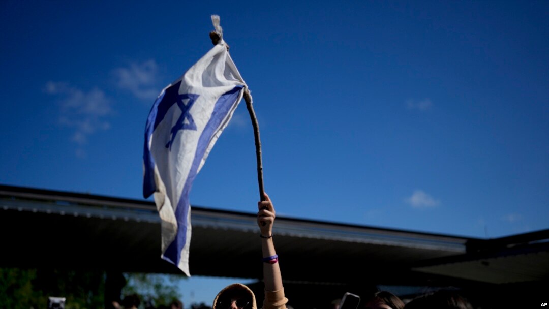 Un argentino que quedó atrapado en la guerra entre Israel y Hamas llega al aeropuerto de Buenos Aires, Argentina, el domingo 15 de octubre de 2023. (Foto AP/Natacha Pisarenko)