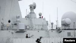 中國一艘海軍艦艇正在南非港口停靠，準備參加三國聯合海軍演習。（2023年2月21日）