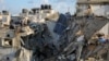 Palestinos inspeccionan el lugar de un ataque israelí contra una casa, en medio del conflicto entre Israel y el grupo islamista palestino Hamás, en Rafah, en el sur de la Franja de Gaza, el 8 de mayo de 2024.