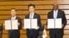 28일 신원식 한국 국방부 장관, 미노루 키하라 일본 방위상, 로이드 오스틴 미국 국방장관(왼쪽부터)이 일본 국방부에서 열린 일-미-한 3자 국방장관 회의 이후 서명한 미한일 안보협력 프레임워크(TSCF) 협력각서(MOC)를 들고 있다.