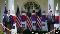 윤석열 한국 대통령과 조 바이든 미국 대통령이 지난 4월 정상회담 후 백악관 로즈 가든에서 기자회견을 하고 있다.