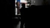 Un cliente compra ropa en una tienda sin electricidad debido a un corte de energía programado ordenado por el Ministerio de Energía, en Quito, Ecuador, el 16 de abril de 2024.