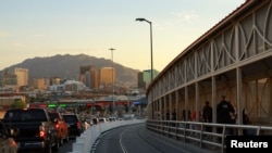 Migrantes que buscan asilo en Estados Unidos y que previamente solicitaron una cita a través de la aplicación CBP One, caminan por el puente fronterizo internacional Paso del Norte, en El Paso, Texas, el 14 de junio de 2024.