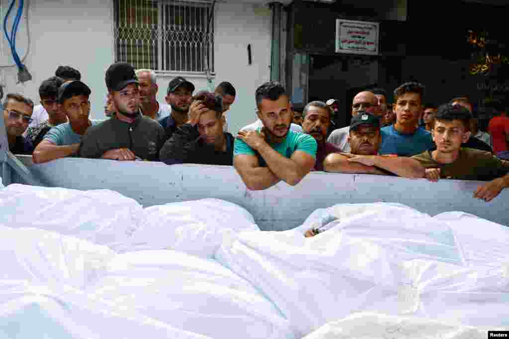 Những người đến dự đám tang của những người Palestine thuộc gia đình Shamalkh, những người mà giới chức y tế cho biết đã thiệt mạng trong các cuộc không kích của Israel, tại Thành phố Gaza, ngày 9 tháng 10 năm 2023. 