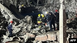 Petugas pemadam kebakaran dan staf keamanan berada lokasi pasca serangan rudal yang diluncurkan oleh Iran, di Irbil, ibu kota wilayah otonomi Kurdi, di Irak utara Selasa (16/1). 