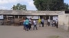 Eleitores fazem a fila para votar nas Eleições Autárquicas em Moçambique.