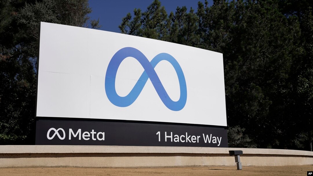 Logo Mete ispred sedišta kompanije u mestu Menlo Park u Kaliforniji (Foto: AP/Tony Avelar)
