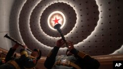 中國軍樂團在北京人大會堂內演奏。（2024年3月11日）