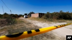 ARCHIVO-La policía acordona el área donde las autoridades buscan cuerpos en El Salto, en las afueras del área metropolitana de Guadalajara, estado de Jalisco, el lunes 23 de noviembre de 2020. 