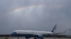 美國財長耶倫乘飛機降落北京首都國際機場，天空出現一道彩虹。。 （2023年7月6日）