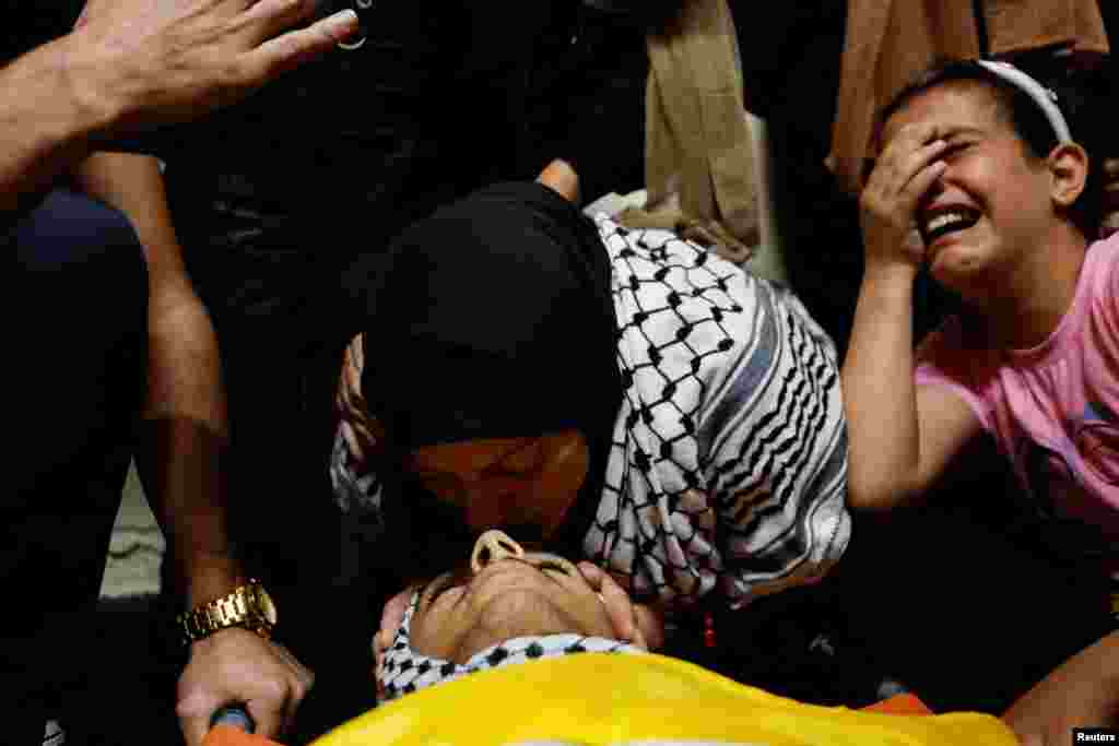 Những người đưa tang trong đám tang của một thiếu niên Palestine 16 tuổi thiệt mạng trong nhữg cuộc đụng độ với lực lượng Israel, gần Hebron ở Bờ Tây do Israel chiếm đóng, ngày 12 tháng 10 năm 2023. 