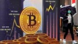 Một quảng cáo về tiền điện tử Bitcoin được hiển thị trên một con phố ở Hong Kong, ngày 17/2/2022.