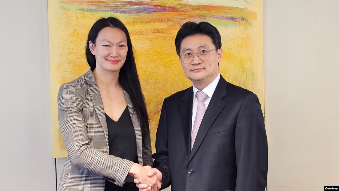 줄리 터너(왼쪽) 미 국무부 북한인권특사와 전영희 한국 외교부 평화외교기획단장이 15일 벨기에 브뤼셀에서 회동하고 있다. (한국 외교부 제공)