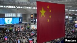 上海虹橋火車站在中秋節和中國國慶假日期間擠滿候車人群。（2023年9月28日）