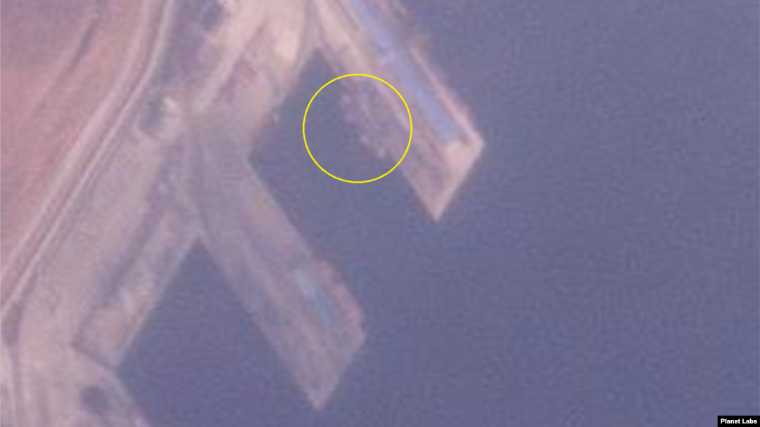 라진항을 촬영한 5일 자 위성사진. 중국 전용 부두에서 선박 1척(원 안)이 보인다. 사진=Planet Labs.