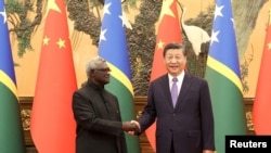 Chủ tịch Trung Quốc Tập Cận Bình và Thủ tướng Quần đảo Solomon Manasseh Sogavare bắt tay tại Đại lễ đường Nhân dân ở Bắc Kinh, ngày 10/7/2023.