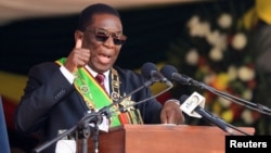 FILE - UMongameli Emmerson Mnangagwa ukhuluma emfeni eHarare.