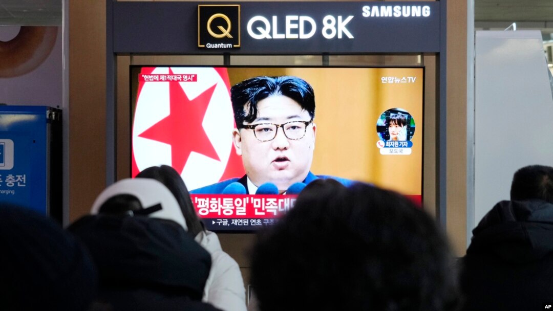 16일 한국 서울역에 설치된 TV에서 북한 김정은 국무위원장의 대남 위협 발언 관련 뉴스가 나오고 있다.