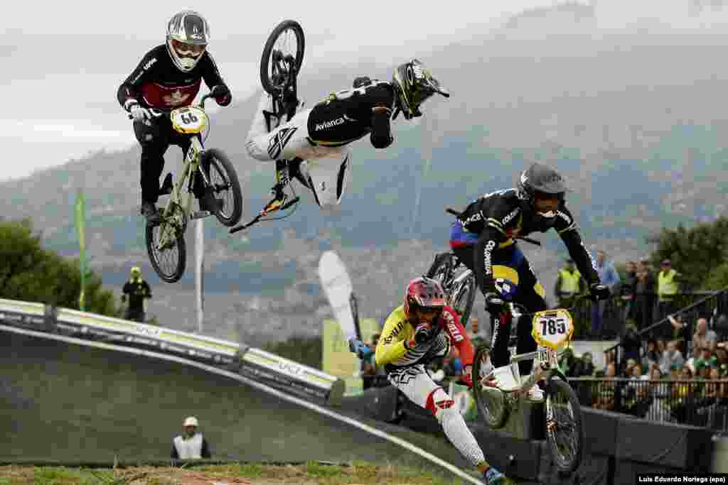 Para peserta lomba balap sepeda kejuaraan UCI BMX di Medellin, Kolombia.