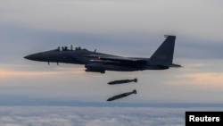 Južnokorejski borbeni avion F-15K učestvuje u vežbi bombardovanja zajedno sa snagama SAD, u Južmoj Koreji, 4. oktobra 2022.