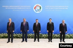 Inson huquqlari hisobotida besh respublikadan birortasi o'z bosh qomusiga belgilanganidek demokratik yoki hatto biror yo'nalishda erkin deb baholanmaydi