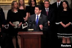 El presidente de la Cámara de Representantes de Estados Unidos, Paul Ryan (R-WI), habla durante las ceremonias del expresidente de EE.UU., George H.W. Bush dentro de la Rotonda del Capitolio, en Washington D.C., el 3 de diciembre de 2018.