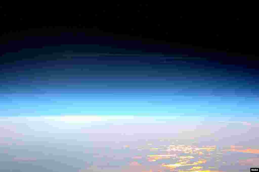 Tim Peake, astronot European Space Agency mengambil foto langka pemandangan awan malam (noctilucent) dari stasiun antarika internasional (ISS).