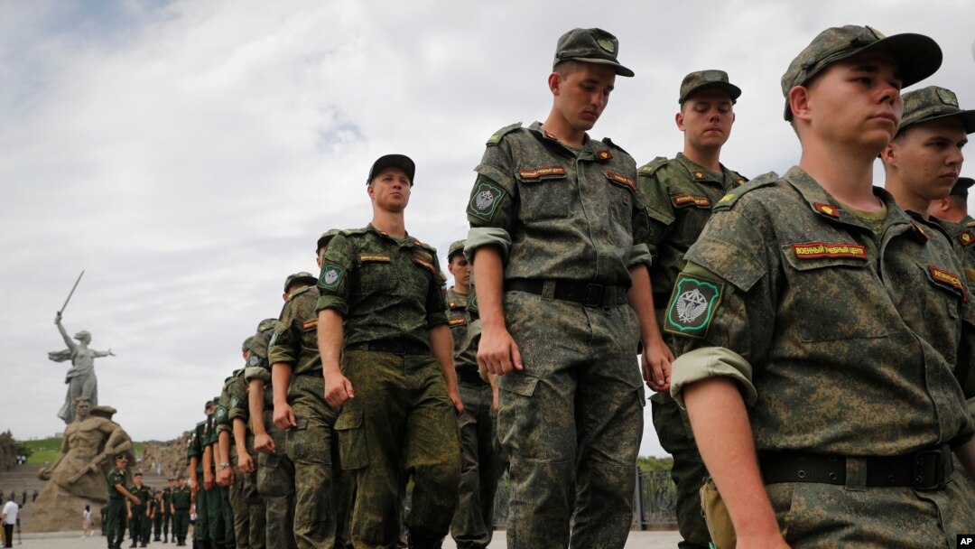Wanajeshi wa Russia wakishiriki karika gwaride na kuonyesha kuunga mkono vita vinayoendelea nchini Ukraine July 11, 2022