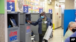 Un trabajador electoral imprime una boleta de una máquina de impresión de la Junta Electoral en un sitio de votación anticipada en la escuela secundaria Frank McCourt en Nueva York, el 1 de noviembre de 2022.