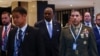 El Secretario de Defensa de Estados Unidos, Lloyd Austin, (centro) encabeza la delegación estadounidense que asiste al Diálogo Shangri-la en Singapur el 1 de junio de 2024.