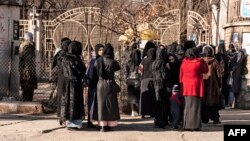 ARHIVA - Studentkinje koje su zaustavili pripadnici talibanskih snaga bezbednosti, u Kabulu, 21. decembra 2022.
