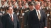 1998年6月27日時任美國總統克林頓(右)和時任中國國家主席江澤民(左)在北京人民大會堂東廣場儀式上檢閱中國軍隊