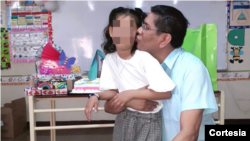 El cronista deportivo Miguel Mendoza junto a su hija Alejandra, de 8 años. Cortesía.