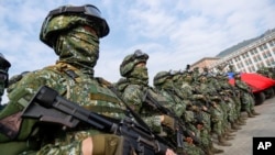 台灣士兵在高雄舉行抗擊中國軍隊入侵的軍演。（美聯社2023年1月11日）