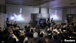 日本“白兔-R”登月艇去年12月11日在美國佛羅里達太空軍基地由美國太空探索科技公司（SpaceX）發射的獵鷹9號運載火箭搭載升空。圖為東京現場直播室。