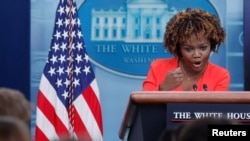 La portavoz de la Casa Blanca, Karine Jean-Pierre, ofrece declaraciones e intercambia con reporteros en Washington, el 11 de enero de 2023.