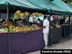Muchos venezolanos prefieren comprar en mercados a cielo abierto donde los productos frescos suelen ser más económicos.