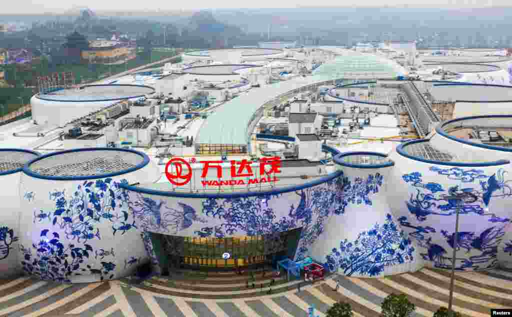 Dinding bangunan mall artistik 'Wanda' yang dihiasi porselen biru dan putih di kota Nanchang, Jiangxi, China.