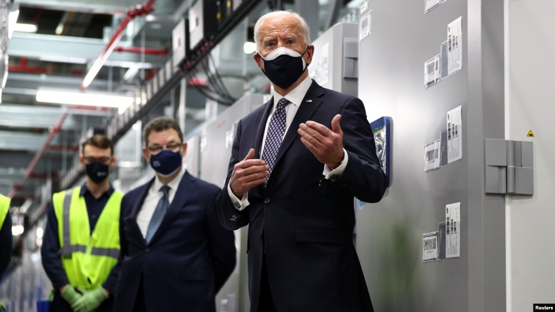 Predsednik SAD Džo Bajden tokom obilaska fabrike u kojoj se proizvodi Fajzerova vakcina, u Kalamzuu u Mičigenu 19. februara, 2021. (Foto: Reuters)